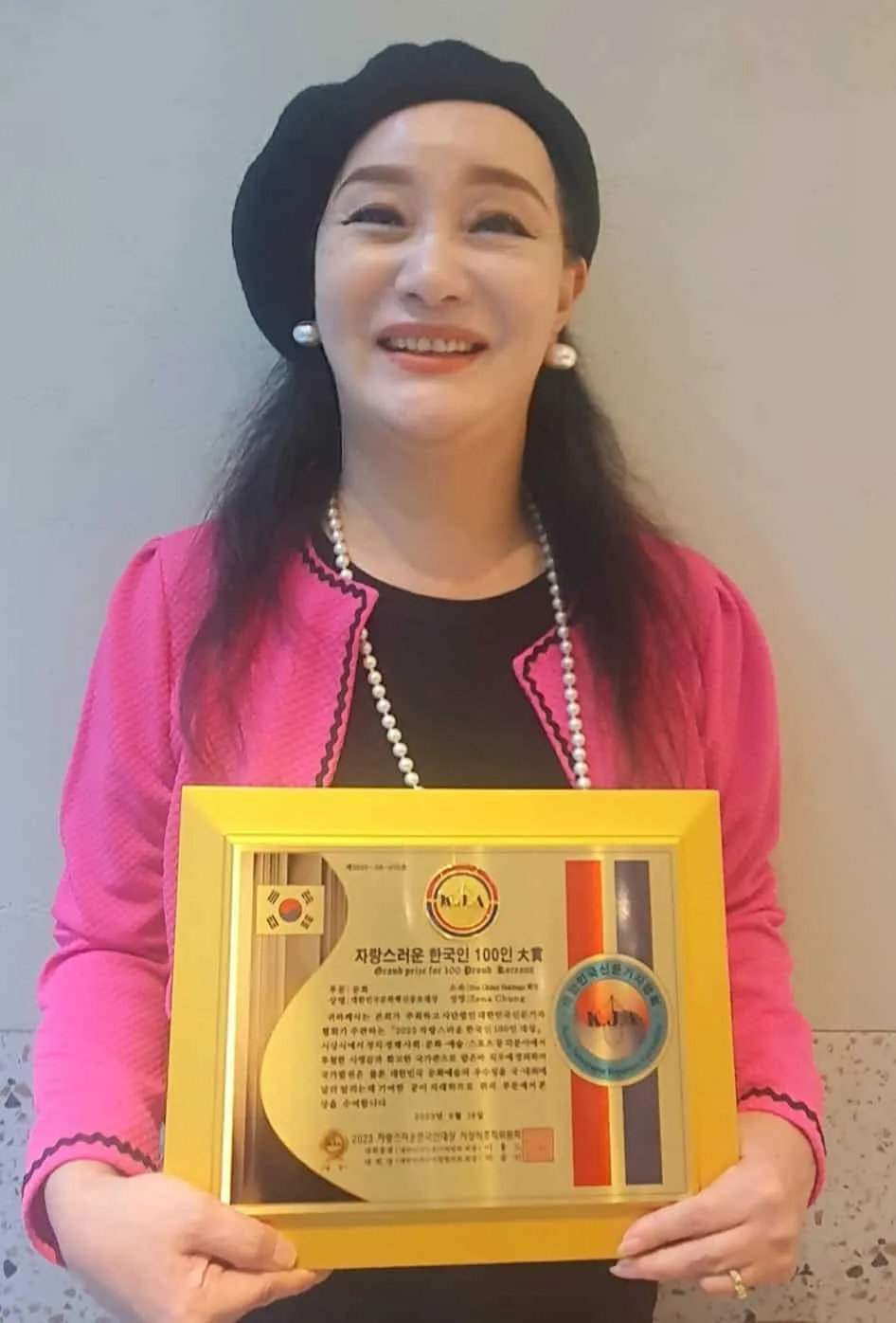 Zena Chung photographed with the Grand Prize for the 100 most proud Koreans for this year. 